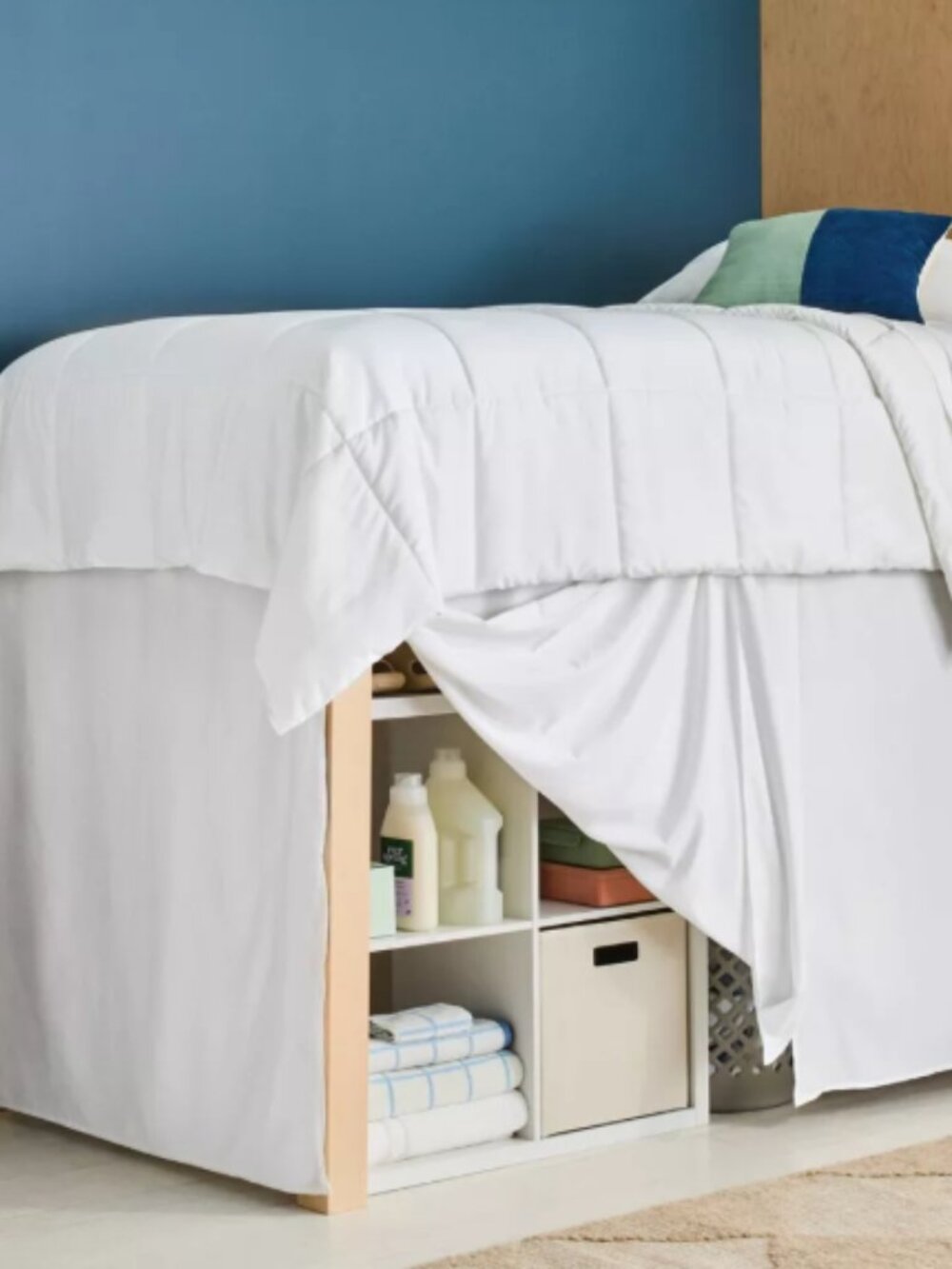 ROOM ESSENTIALS twin / twin XL white dorm bed skirt. LN